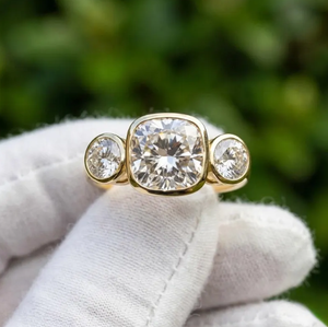 Bague de haute qualité en or avec diamant de laboratoire taille coussin 3 carats (3CTW) sertie clos et pierre centrale de 2 carats - Product Image 2