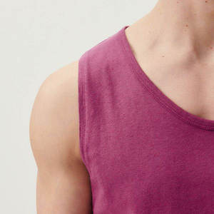 เสื้อกล้ามถักสีพื้นสำหรับผู้ชาย คอกลม สวมใส่สบาย สีม่วง ทนทาน ผ้าฝ้าย 100% ป้องกันรังสียูวี ระบายอากาศได้ดี เป็นมิตรกับสิ่งแวดล้อม - Product Image 6