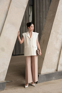 Conjunto de 2 piezas: Chaleco sin mangas y Blazer de mujer para oficina, estilo oversize, cuello en V con muescas, tejido liso y transpirable, de Vietnam - Product Image 3