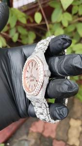 Montre en acier inoxydable avec diamants VVS, finition métallique polie, très vendue, disponible en qualité et prix d'exportation. - Product Image 3