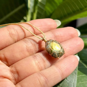 สร้อยคอมาคราเม่ลาบราโดไรต์ทำมือ – สร้อยคอหินแฟลชสโตนปรับได้ สไตล์โบโฮ เครื่องประดับบำบัดแบบชาติพันธุ์สำหรับผู้หญิง - Product Image 3