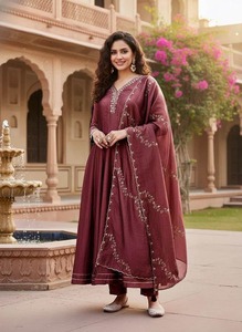 Costume Anarkali brodé le plus vendu pour femmes avec dupatta assorti, tenue ethnique de créateur pour les fêtes et les mariages - Product Image 2