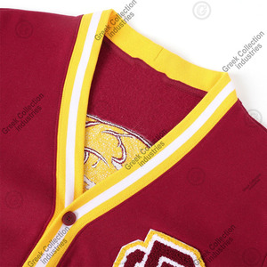 Cardigan universitaire pour hommes, col en V, couleur marron, avec bordure jaune et blanche, lettres brodées, style universitaire grec. - Product Image 2