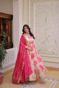 Robe Anarkali de qualité supérieure à imprimé floral numérique avec dupatta, ensemble complet pour mariage estival, en soie pure infroissable - Product Image 3