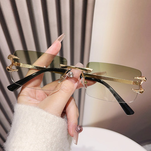 Gafas de Sol Unisex 2024 con Montura de Aleación sin Marco, Color Dorado Océano, Protección UV400, Lentes de PC Cuadradas, Modernas, Lujosas y Versátiles - Product Image 5