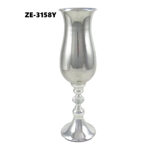 Vases à fleurs en métal faits à la main en gros – Contenants floraux modernes de luxe pour les détaillants d'ameublement, les designers d'intérieur et les hôtels - Product Image 1