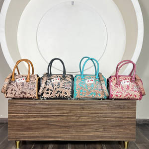 Neuestes Design: Spielkarten- & 777-Mittelgroße Reisetaschen aus handgefertigtem Echtleder mit Blumenmuster – Umhängetaschen für Sport, Reisen und Gepäck - Product Image 3