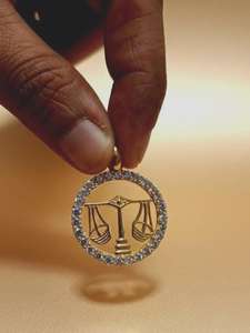 Pendentif Signe Astrologique Balance en Argent 925 et Or Massif 18K, Moissanite Ronde Taille Brillant, Sertissage Clos, Charme Classique Unisexe - Product Image 4