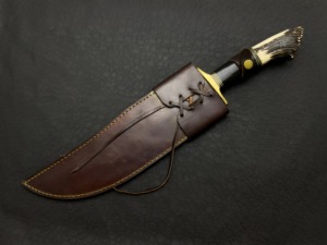 Cuchillo Bowie hecho a mano en acero al carbono de alto brillo con mango de cuerno y funda de cuero. - Product Image 6