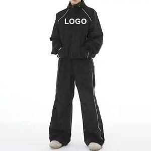 Survêtement unisexe noir à capuche entièrement zippé, coupe ample, idéal pour l'hiver, avec poches latérales et logo blanc sur le devant - Product Image 1