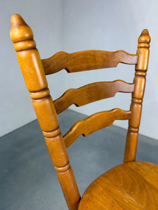 เก้าอี้บาร์สไตล์โมเดิร์นกลางศตวรรษ พร้อมพนักพิงไม้โค้งมนและเบาะนั่งบุนวม เหมาะสำหรับการนั่งในบาร์ที่บ้านอย่างมีสไตล์ จากอินเดีย - Product Image 3