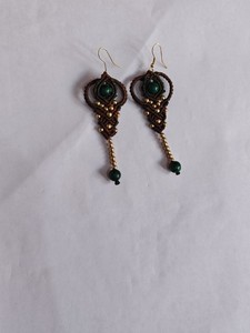 Pendientes de macramé marrón hechos a mano con piedra preciosa verde |   Pendientes colgantes con cuentas doradas estilo bohemio para mujer - Product Image 3