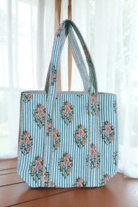 Bolsa de Mano Grande Reversible Personalizada, Acolchada, de Algodón, con Estampado Floral en Rosa, Blanco y Gris - Product Image 5