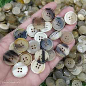 Botón de cuerno de buey natural marrón, hecho a mano, accesorio de costura para abrigos y prendas, al mejor precio. - Product Image 5