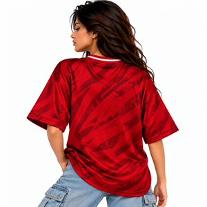 เสื้อกีฬาตาข่ายสีแดงลายกราฟิกนามธรรมสำหรับผู้หญิง OEM คอวีทรงโอเวอร์ไซส์ พิมพ์หมายเลขและโลโก้ตามสั่ง ชุดทีม MOQ ต่ำ - Product Image 3