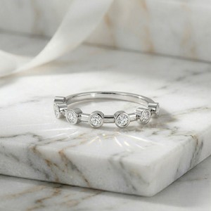 Anillo Minimalista con Engaste de Barra y Bisel Redondo de 0.45CTW - Product Image 2