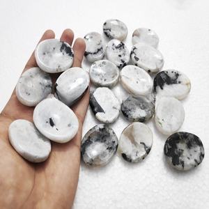 Pierre de lune arc-en-ciel cristal pierre de pouce fait à la main pierre précieuse naturelle artisanat Feng Shui pierres d'inquiétude avec Style mascotte - Product Image 1