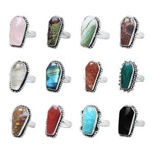 แหวนพลอยหลากสีทรงโลงศพ ดีไซน์สวยหรู แหวนเงินชุบสำหรับผู้หญิง ขายส่งจากผู้ผลิตเครื่องประดับแฟชั่น - Product Image 1