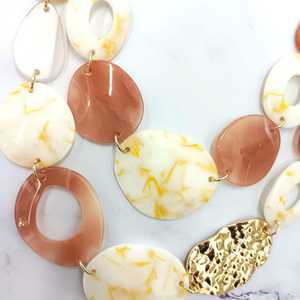 Collar de Resina con Eslabones de Mármol Rosa, Joyería de Lujo, Hecho a Mano, Collar Contemporáneo, Artesanía Moderna en Resina - Product Image 1