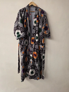 Robe kimono en velours Suzani à col en V brodée à la main, motif floral, luxueuse, écologique, respirante, gris, long manteau d'hiver, style bohème - Product Image 2