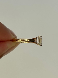 Bagues de fiançailles en diamant de laboratoire taille émeraude 2,50 carats, or massif 14K 18K, avec accents baguette, style Art Déco, vente en gros, prix d'usine - Product Image 2