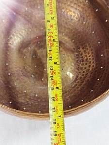 Corbeille en laiton martelé à la main, bol en métal rustique pour la présentation des fruits en cuisine - Product Image 6