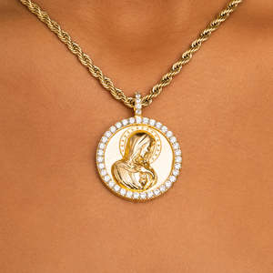 Medallón de la Virgen María en Oro Amarillo de Lujo |   Collar con Moneda Religiosa Halo |   Joyería Cristiana de Hip Hop para Hombres y Mujeres - Product Image 1