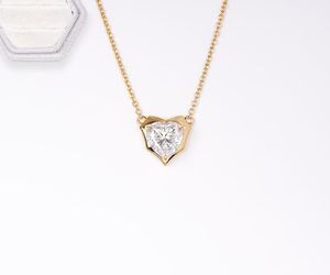 Collier pendentif solitaire en diamant de laboratoire taille cœur, serti à griffes, en or massif 10K plaqué rhodium, luxe pour usage quotidien - Product Image 1