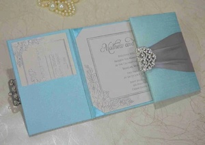 Caja de Invitación de Boda Plegable de Lujo en Color Azul Agua con Aspecto de Seda, Cinta de Satén Plateada, Hebilla de Diamantes de Imitación, Bolsillos y Caja de Regalo - Product Image 2