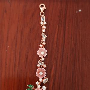 สร้อยข้อมือเงินแท้ 925 ชุบทองคำสีกุหลาบ ประดับดอกไม้สีชมพูและเพชร CZ  งานเคลือบสีเคลือบเงา ดีไซน์ดอกไม้  สำหรับผู้หญิง ของขวัญ เครื่องประดับ - Product Image 4