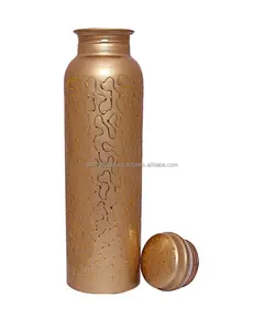 Elegante botella de agua de cobre de calidad de exportación con tapa a prueba de fugas, perfecta para regalos y bienestar de proveedor indio - Product Image 5