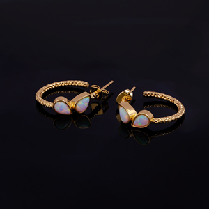 Boucles d'oreilles créoles statement en opale de feu éthiopienne naturelle - Plaqué or 18 carats avec bordure milgrain - Faites à la main - Cadeau pierre de naissance d'octobre - Product Image 1