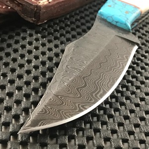 Cuchillo de caza y camping hecho a mano de grado industrial con hoja de punta caída, filo recto, acero de Damasco y mango de cuerno con cuero. - Product Image 2