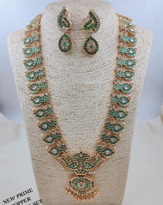 Parure de bijoux plaqué or avec collier long et boucles d'oreilles motif paon, style indien du Sud, pour tenue traditionnelle ethnique et festive - Product Image 1