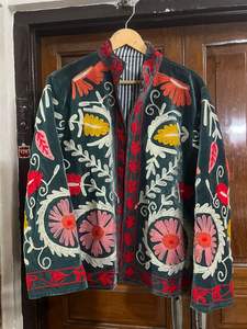 เสื้อแจ็คเก็ตปักลายดอกไม้สไตล์ซูซานี ผ้ากำมะหยี่ ทำมือ สำหรับฤดูหนาว เสื้อแจ็คเก็ตแบบยูนิเซ็กซ์ บุด้วยผ้าฝ้ายด้านใน สไตล์โบโฮฮิปปี้ - Product Image 2