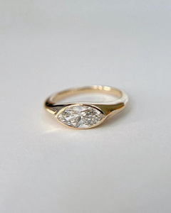 Anillo de Sello Minimalista Vana Jewels Clásico con Moissanita Corte Marquesa Chapado en Oro, Plata de Ley 925 con Engaste de Bisel Oeste-Oriente - Product Image 3