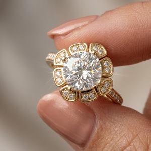 Anillo Halo Chapado en Oro con Moissanita de Corte Redondo de 2CT, Anillo Sunburst, Joyería Original de Plata 925, Regalo Perfecto para Boda, Compromiso o Fiesta - Product Image 1