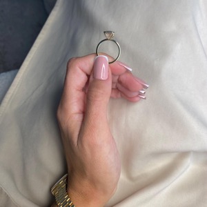 Anillo de Compromiso con Diamante Cultivado en Laboratorio, Corte Esmeralda de 3 Quilates, Bisel de Oro de 14K, Certificado IGI - Product Image 1