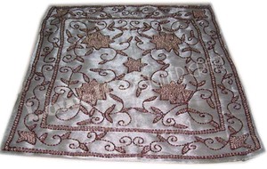 Housse de coussin en tissu satiné luxueux avec broderie de fils complexes, brillance élégante, qualité de tissu supérieure et design décoratif - Product Image 4