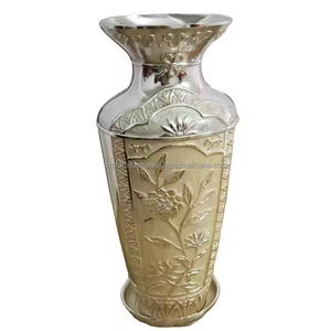 Vase à fleurs rétro personnalisé en métal pot de fleurs vintage pour la décoration intérieure par Azora industries - Product Image 4