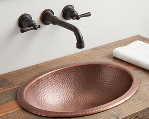Évier ovale en cuivre martelé avec finition rustique et trou de vidange, idéal pour la salle de bain et le comptoir de cuisine - Product Image 4