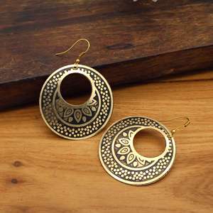 Pendientes de Aro Tribales con Diseño de Puntos en Latón Oxidado Hechos a Mano |   Pendientes colgantes con diseño de puntos dorados sobre fondo negro |   Étnico Indio Bohemio - Product Image 3