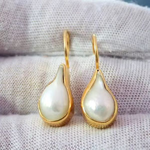 ต่างหูห่วงมุกชุบทอง 18K ทำมือ ดีไซน์พิเศษสำหรับงานแต่งงาน งานศาสนา ของขวัญเครื่องประดับสีเหลือง - Product Image 1