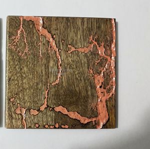 ที่รองแก้วทำจากไม้และเรซินแบบพรีเมี่ยมที่ทันสมัยพร้อมสลักทองเหลืองอุปกรณ์เครื่องดื่มแนวศิลปะผึ้งและพีช - Product Image 6