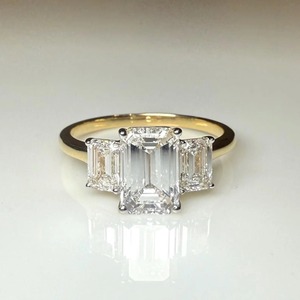 Bague de fiançailles solitaire en or jaune 18 carats avec diamant synthétique de 2,50 carats, couleur F, clarté VS1, taille émeraude, certifiée IGI, bijoux CVD - Product Image 1