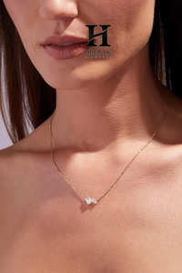 Collier Toi et Moi en or jaune 14 carats avec pendentif asymétrique à deux pierres, diamants taille émeraude et poire, bijoux en diamants de laboratoire - Product Image 2