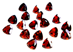 Garnet 100% naturel, qualité 3A, 8 mm, 18 pièces, 36 carats, taille triligne, pierres précieuses semi-précieuses facettées, pierres de naissance en vrac, GEMFORTE INC - Product Image 1