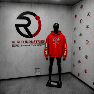 Sudadera con Capucha Gótica Roja Oversize con Diseño de Cruz Tachonada y Mangas Adornadas con Pedrería, Estilo Urbano Unisex, Ajuste Holgado - Product Image 3