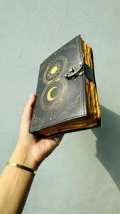 Diario de cuero con estampado celestial de sol y luna, hecho a mano, estilo vintage, con serpiente Ouroboros, papel rústico, con cierre y tapa dura. - Product Image 4