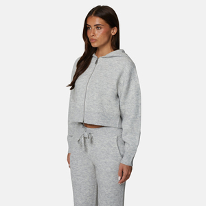 Conjuntos de chándal personalizados de moda para mujer, nuevos, de invierno, con sudaderas cortas con cremallera y logotipo bordado. - Product Image 1